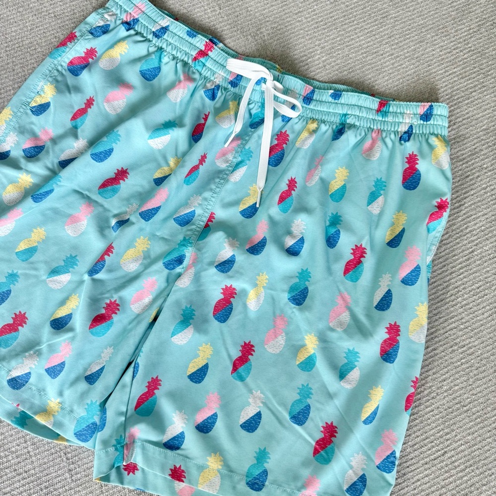 Chubbies Men's Pineapple Swimsuit 7 inch Inseam Swim Trunks Size XXL
